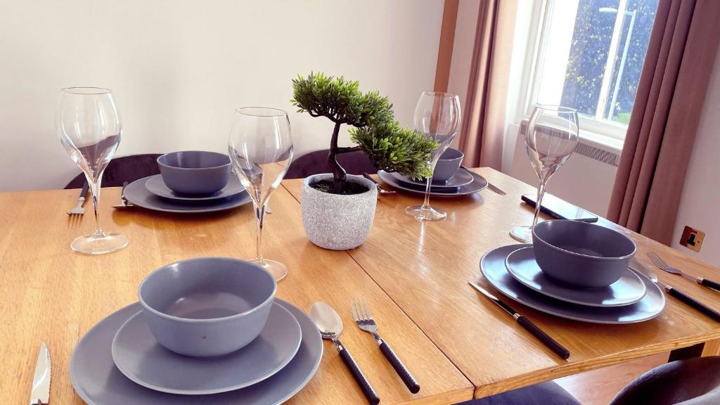 Spacious 2-Bedroom, 2-Bath Flat with Traditional Decor and Extra Sleeping Capacity in Chelsea — Hotel in London