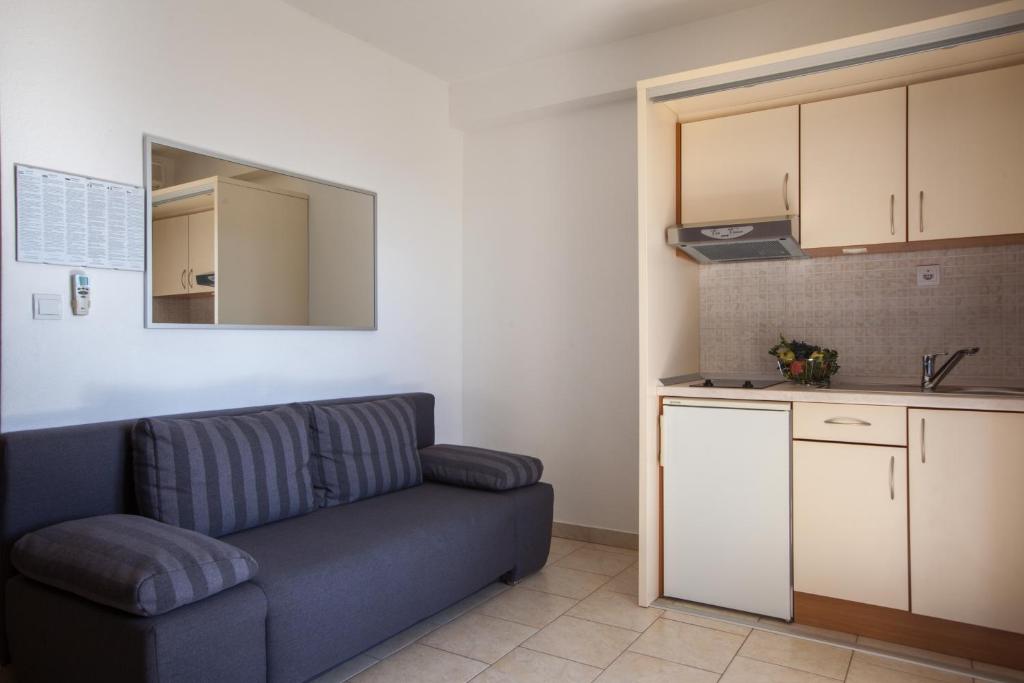 Apartments with a parking space Tucepi, Makarska - 14457 photo