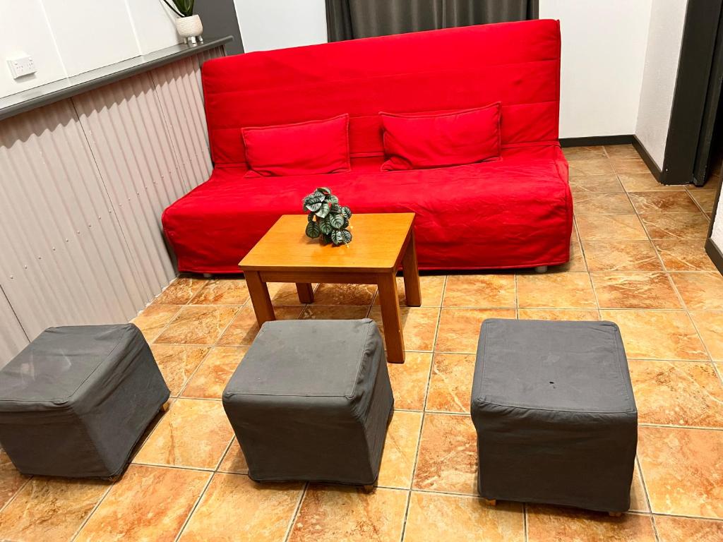 Entire 4 Bedroom pets friendly home in Alice Springs CBD with 2 kitchens 2 bathrooms Toilets and ple photo