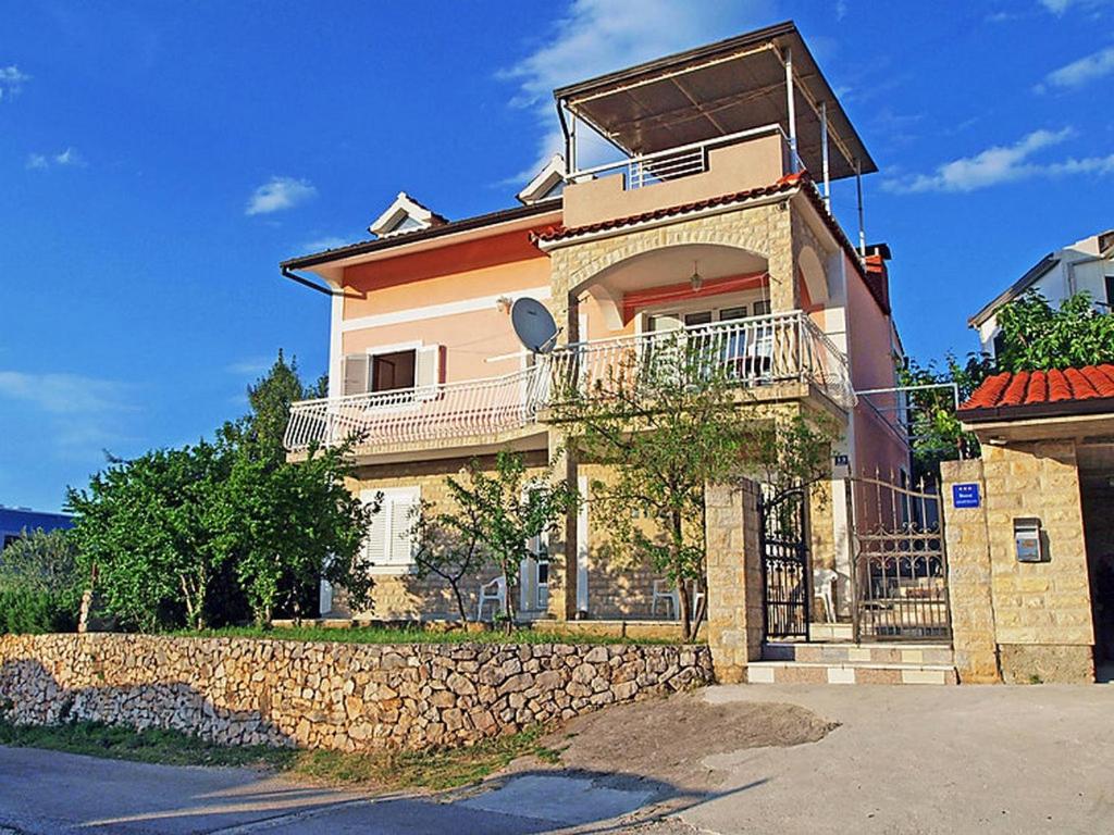 Apartments with a parking space Bilice, Krka - 16582 — Hotel in Solta