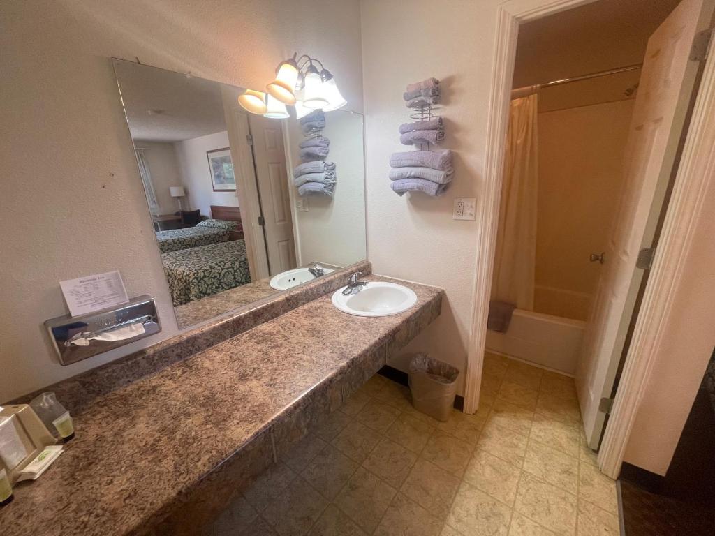 Riverside Inn photo