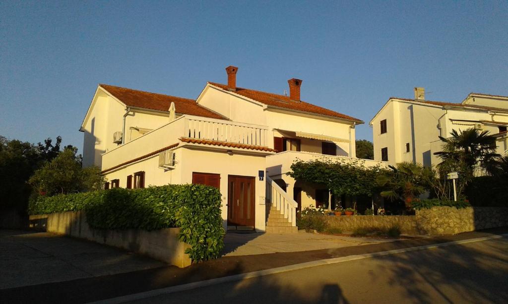 Apartments and rooms with parking space Njivice, Krk - 17010 — Hotel in Malinska