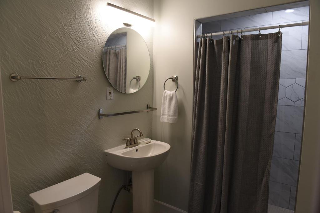Cedar Cottage - Newly Renovated, Walk Downtown photo