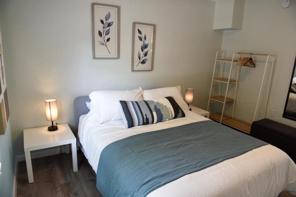 Cedar Cottage - Newly Renovated, Walk Downtown photo