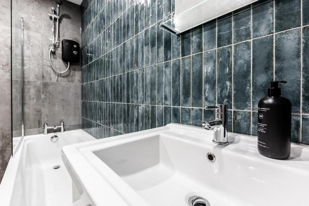 Lovely 2 bed, free parking, wifi, marina views photo