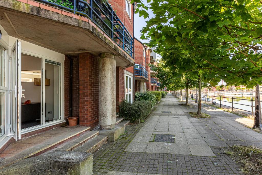 Lovely 2 bed, free parking, wifi, marina views photo