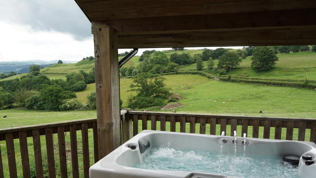 Wheat Cottage - 5* Cyfie Farm with private covered hot tub, Llanfyllin