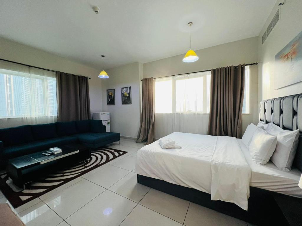 Private rooms in 3 bedroom apartment SKYNEST Homes marina pinnacle photo