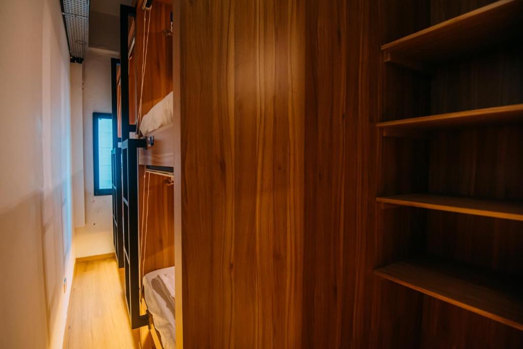 蓝水胶囊旅馆@香港街38号 (Bluewaters Pods 38 Hongkong St)