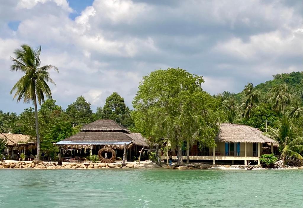 Absolute Beachfront Villas photo