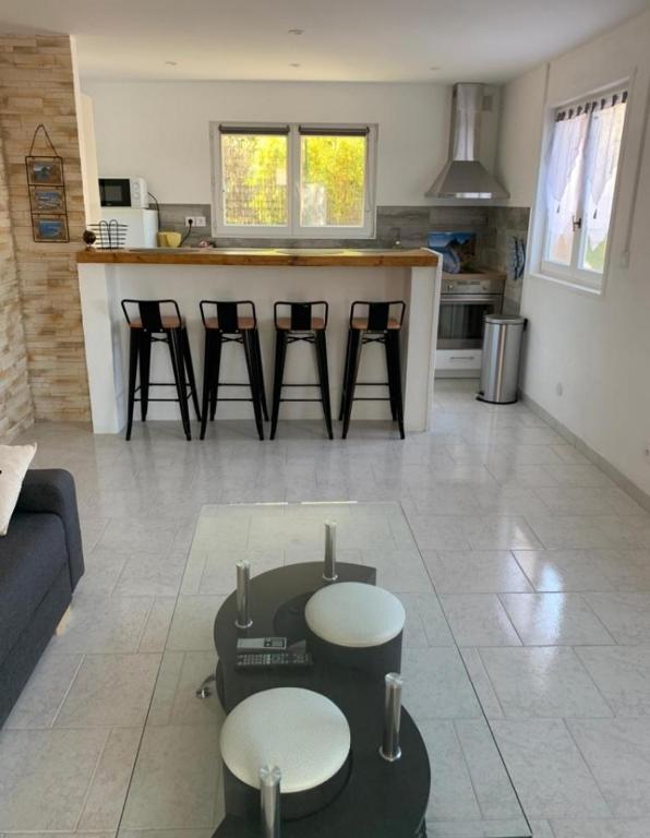 Rez de villa avec place de parking et vue mer. - 1