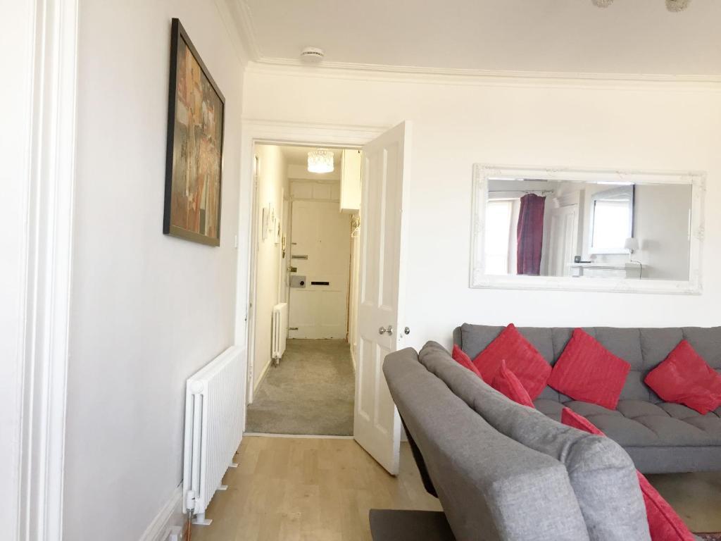 Beautiful 2 Bed Serviced Apartment in Dunbar photo