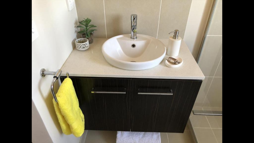 5 Star Room with own Bathroom - Singles, Couples, Families or Executives photo