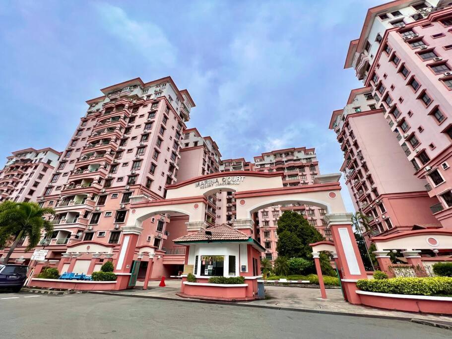 MARINA COURT PENTHOUSE VACATION HOME 5 BEDROOMS KOTA KINABALU - 15 pax — Hotel in Kota Kinabalu