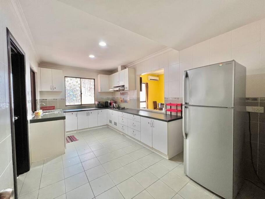 MARINA COURT PENTHOUSE VACATION HOME 5 BEDROOMS KOTA KINABALU - 15 pax photo