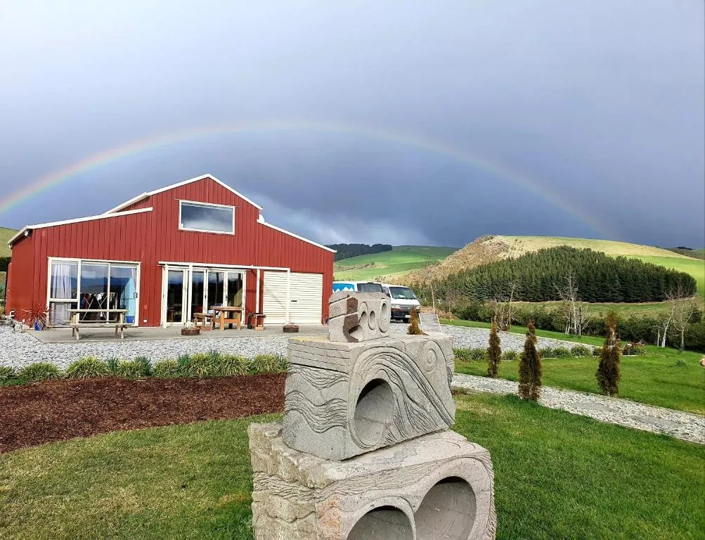 Delightful 1-bed barn with stunning mountain views..., hotel in Cave