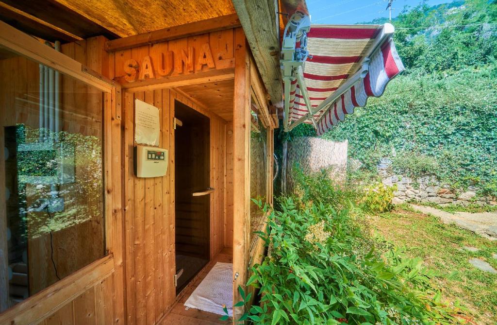 piccola casa naturale sul lago photo
