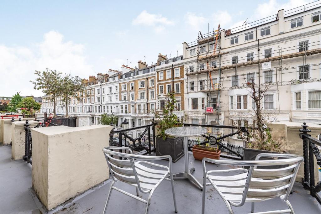 Somerset Court Kensington Apartments photo