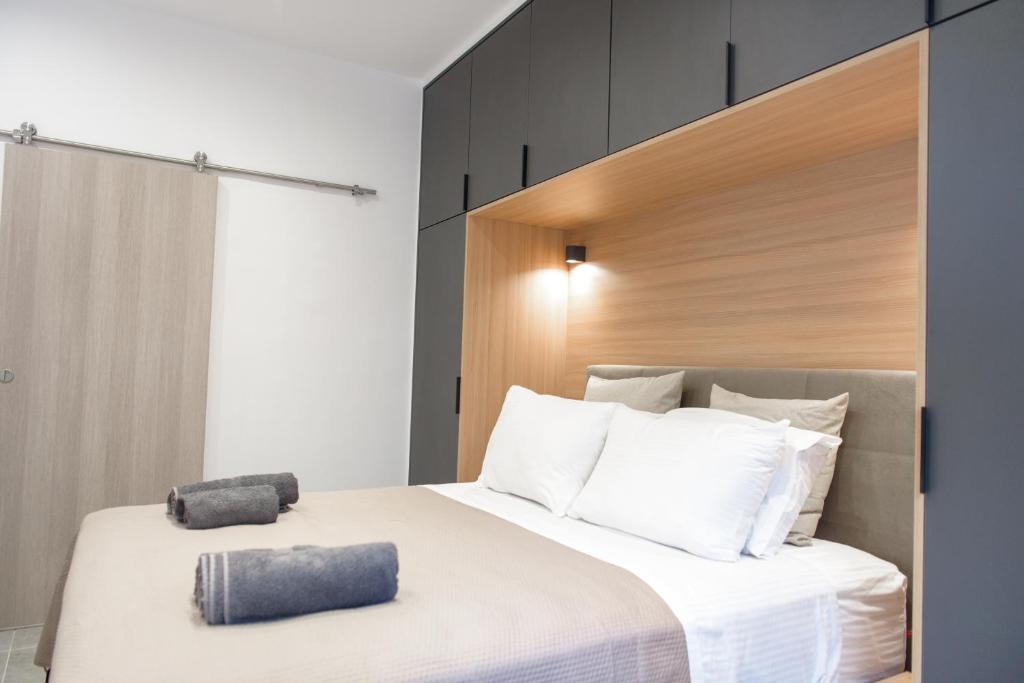 L apartment2, Atény