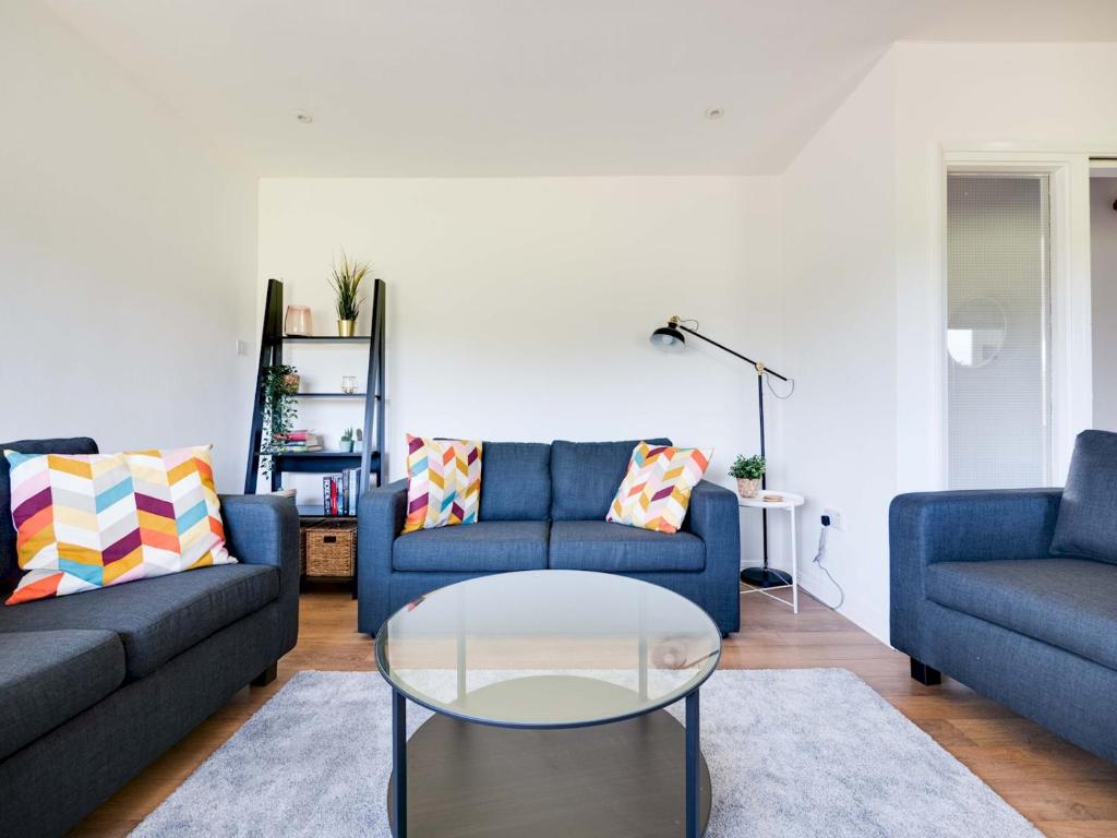 Pass the Keys Lovely 3 Bedroom property golf club and parking, Manchester