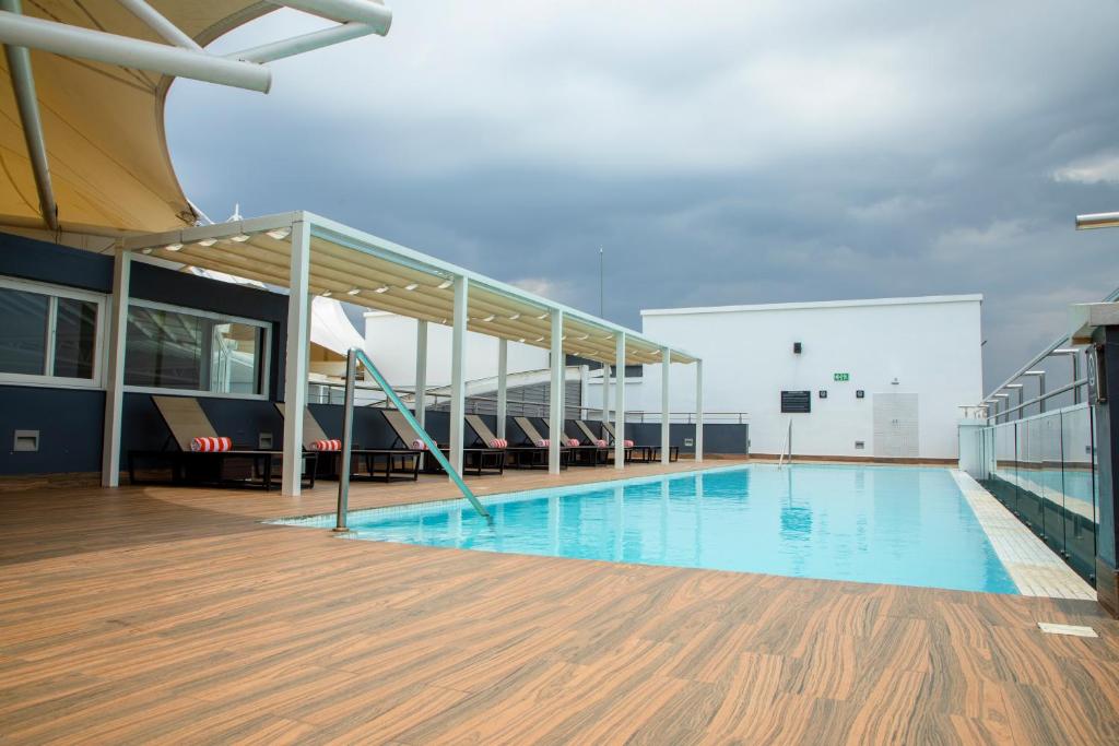 スイミングプール