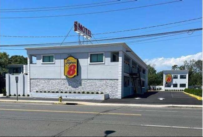 Super 8 by Wyndham Lindenhurst photo