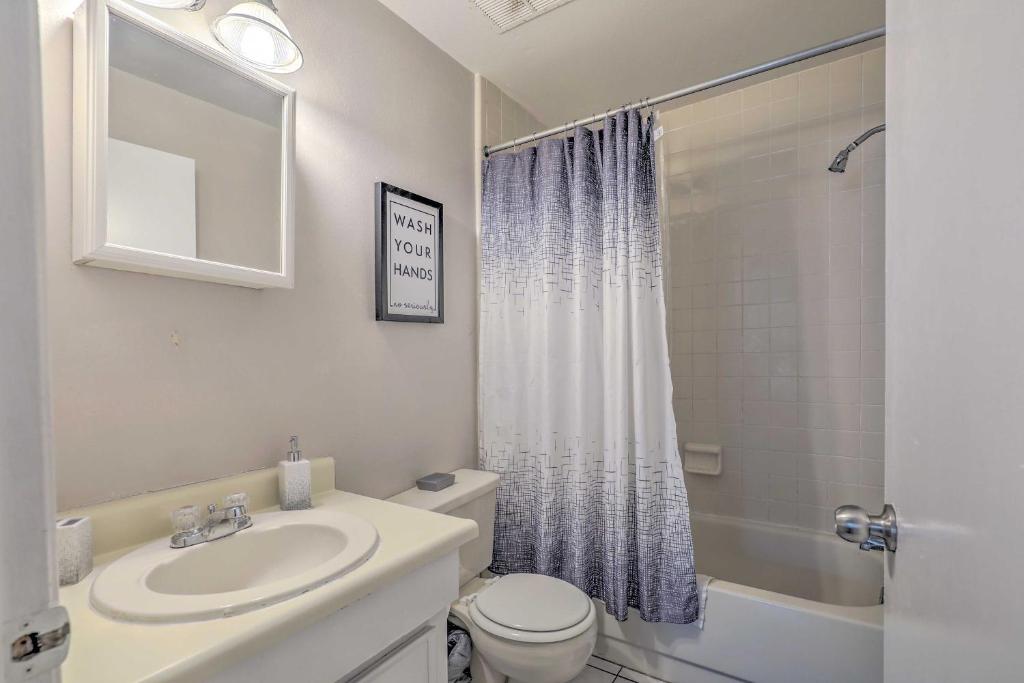 Pet-Friendly Tampa Condo with Community Pool! photo