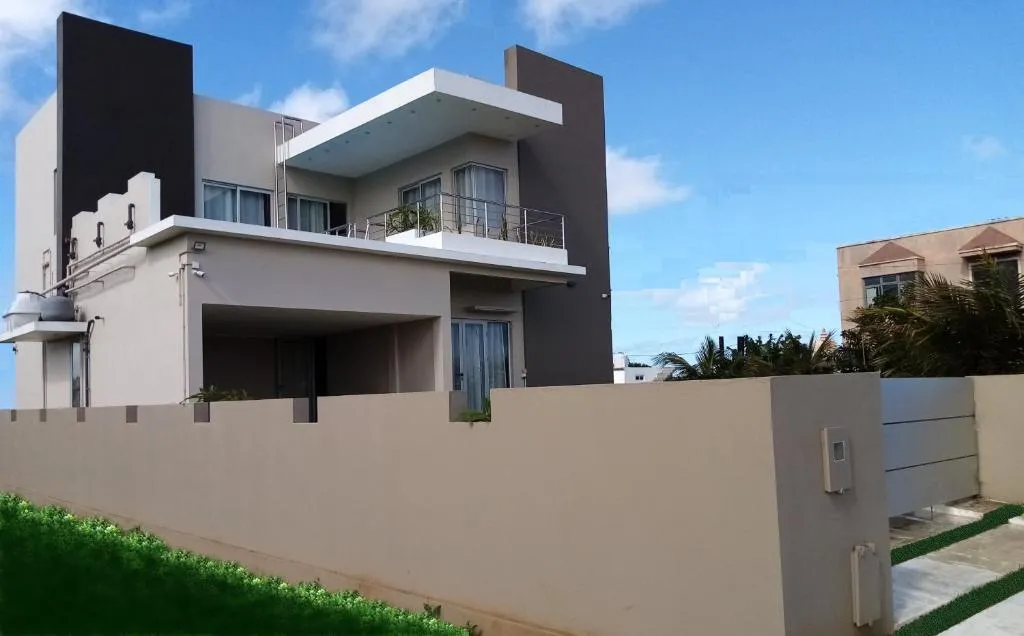 ISLAND RESIDENCE Plaisance - Mauritius - Villa with Private Pool - 15718，位于普兰马尼恩的酒店