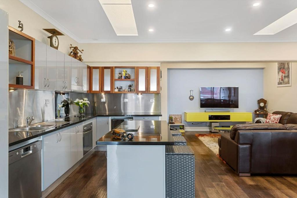 Heritage Building Penthouse Apartment — Hotel in Hobart