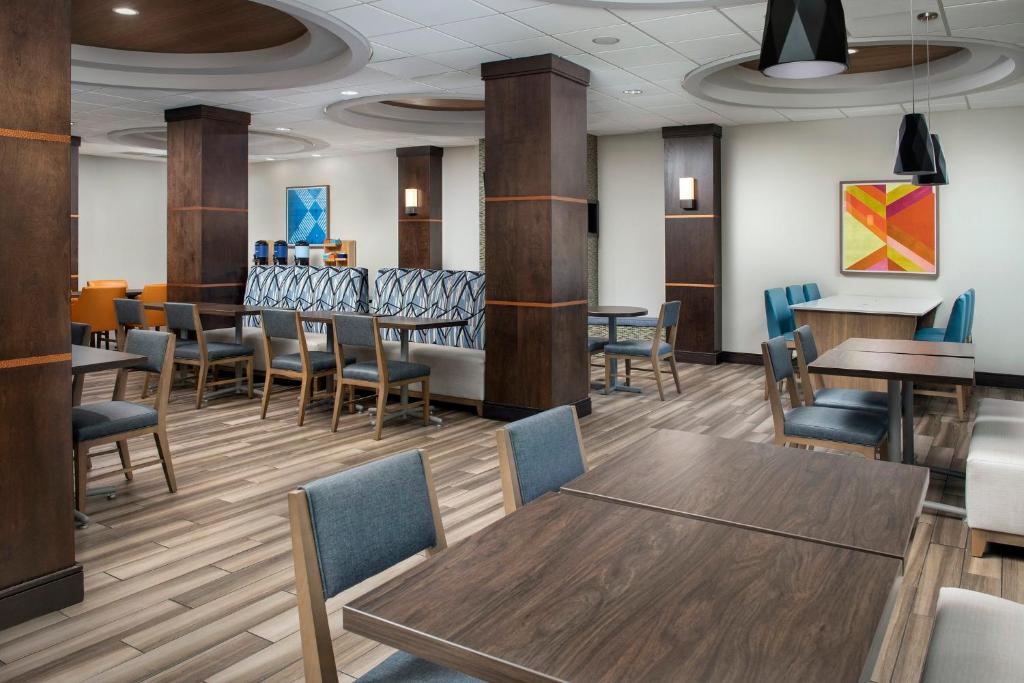 Holiday Inn Express Hotel & Suites Knoxville-Clinton photo