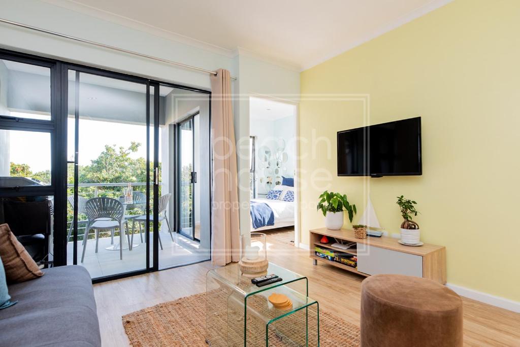 Warm Contemporary 2-bedroom apartment- Blouberg, Cape Town — Hotel in Cape Town