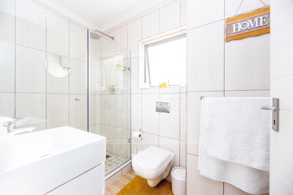 Warm Contemporary 2-bedroom apartment- Blouberg, Cape Town photo
