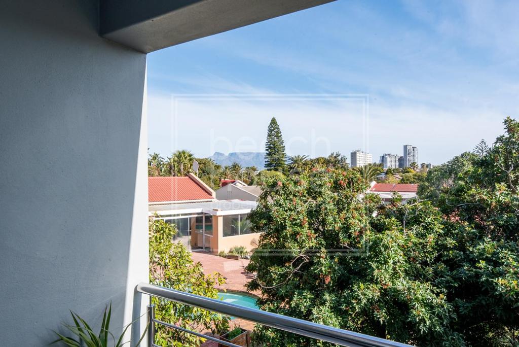 Warm Contemporary 2-bedroom apartment- Blouberg, Cape Town photo