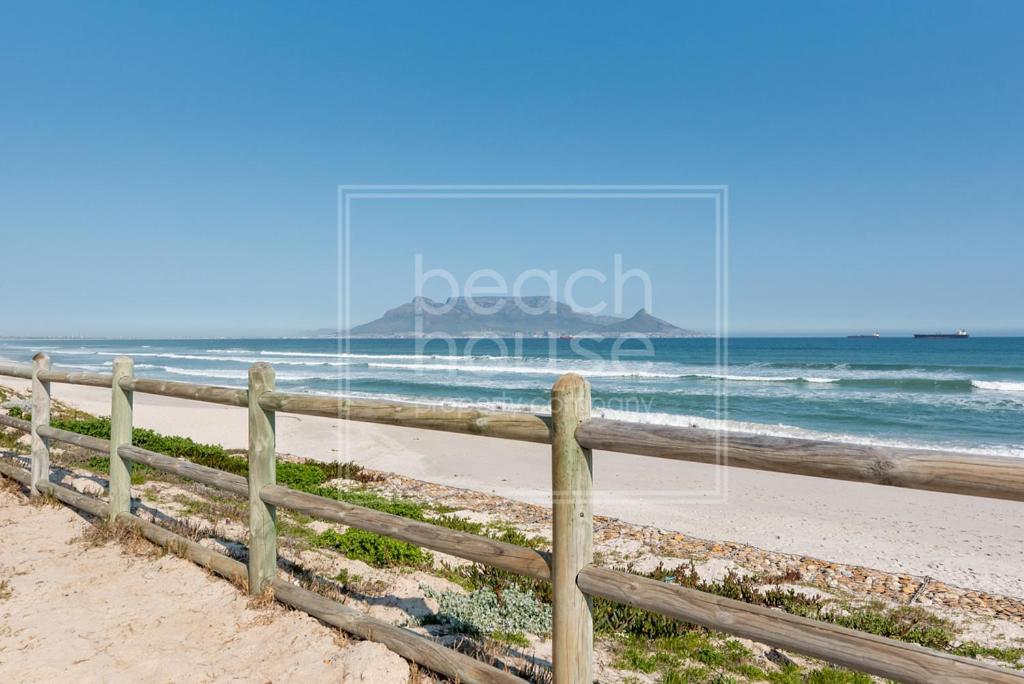 Warm Contemporary 2-bedroom apartment- Blouberg, Cape Town photo