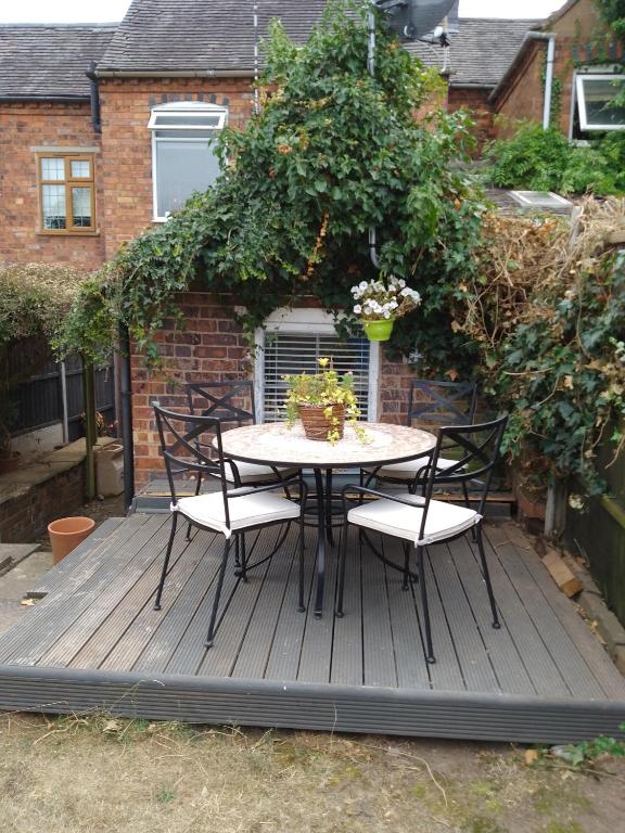 Captivating 2-Bed House in Nuneaton