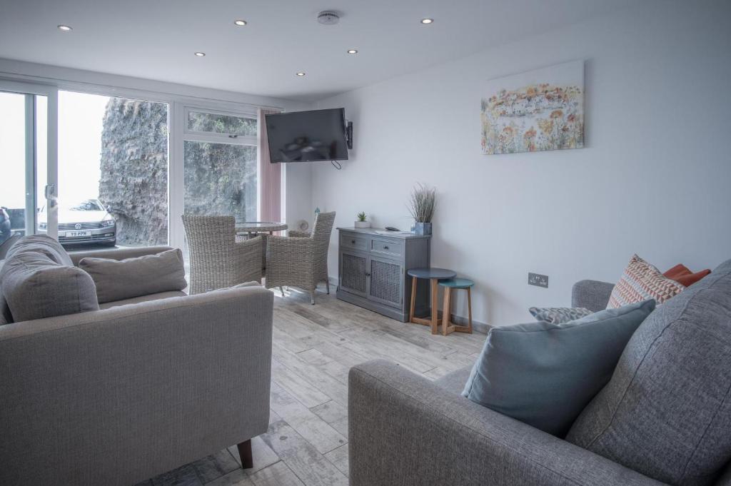 Beach Court, Saundersfoot photo 4