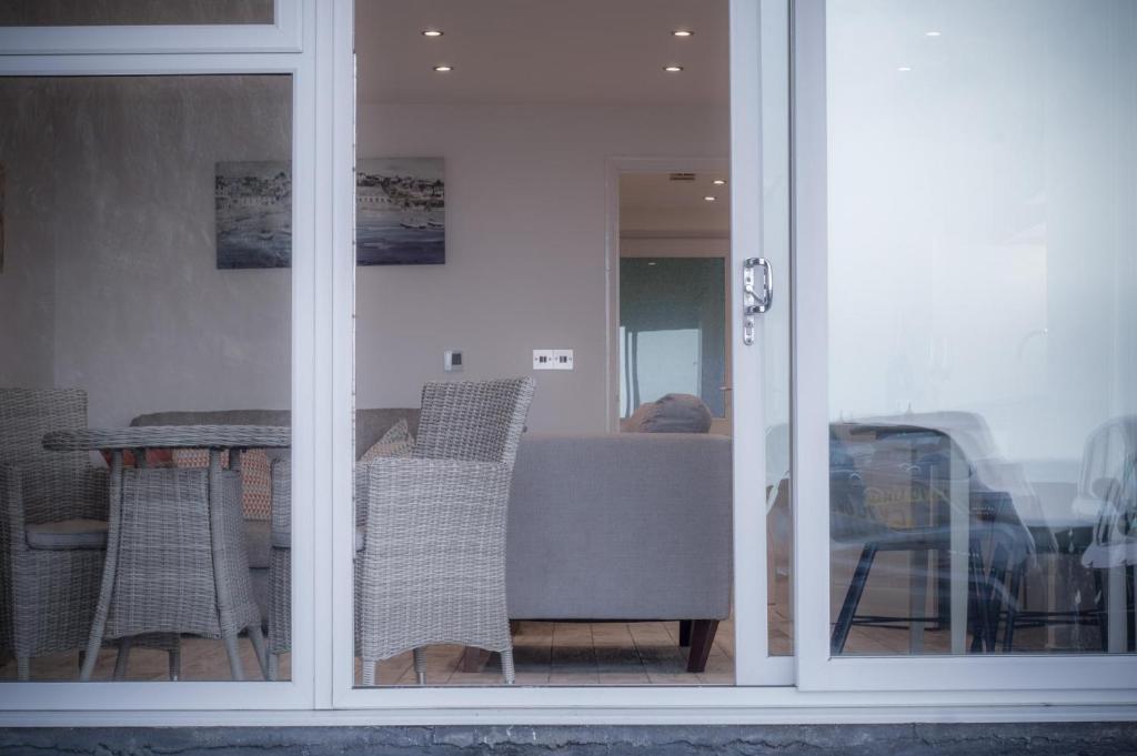 Beach Court, Saundersfoot photo 5