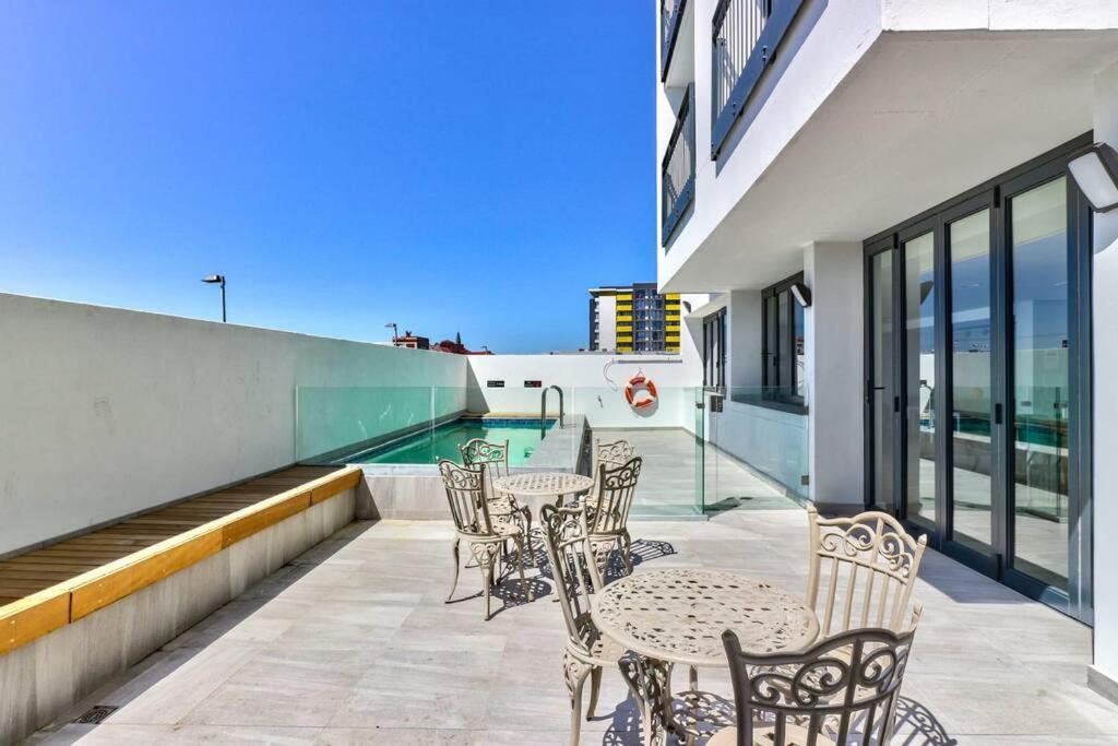 Arty Modern Design Studio with Balcony and Pool, Kapské Město