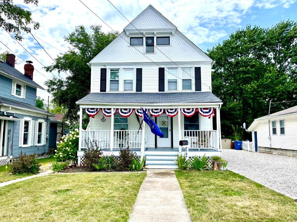 ENTIRE UNIT- Charming Century Home in Harbour Town