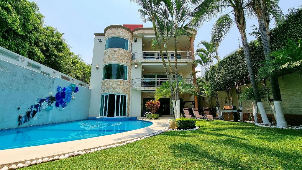 Alberca , jacuzzi, vapor y sauna en casa de lujo