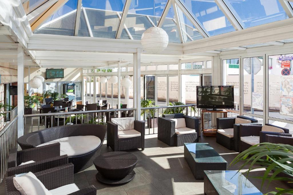 Aparthotel Los Dragos del Sur — Restaurant & bars in Puerto de Santiago, Canary Islands