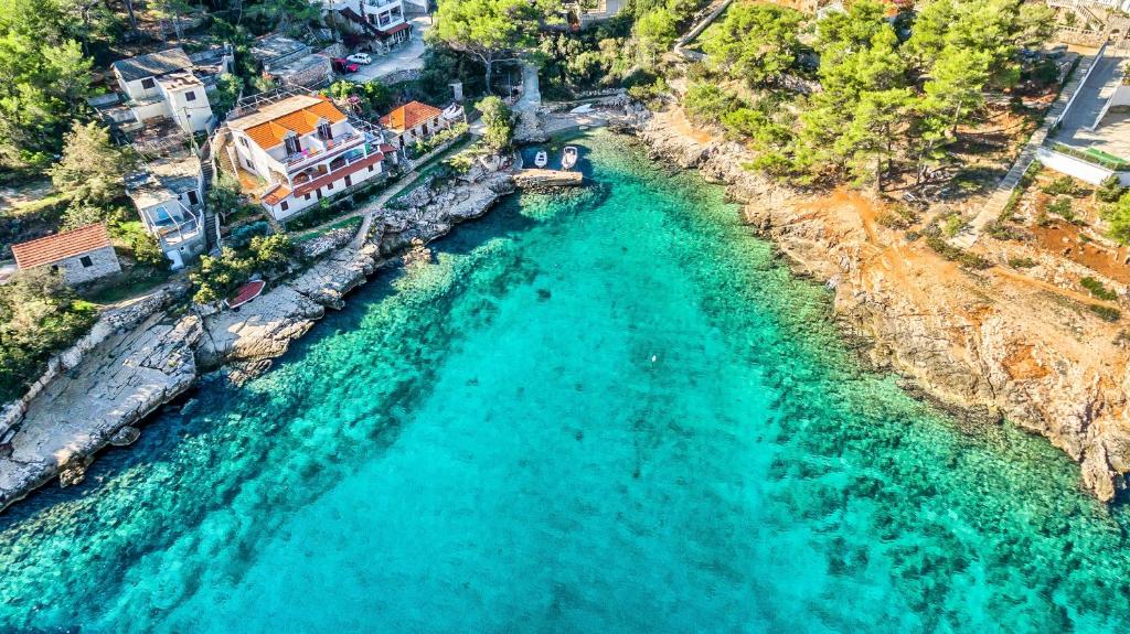 Apartments by the sea Basina, Hvar - 5699, Vrbanj