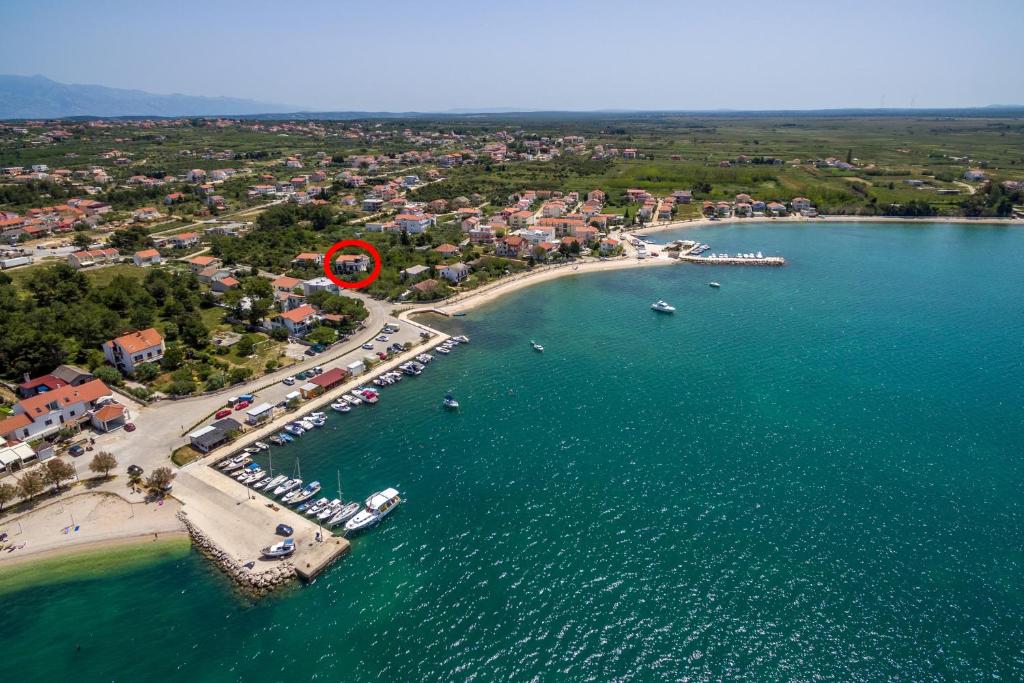 Apartments and rooms by the sea Vrsi - Mulo, Zadar - 5848 — Hotel in Nin