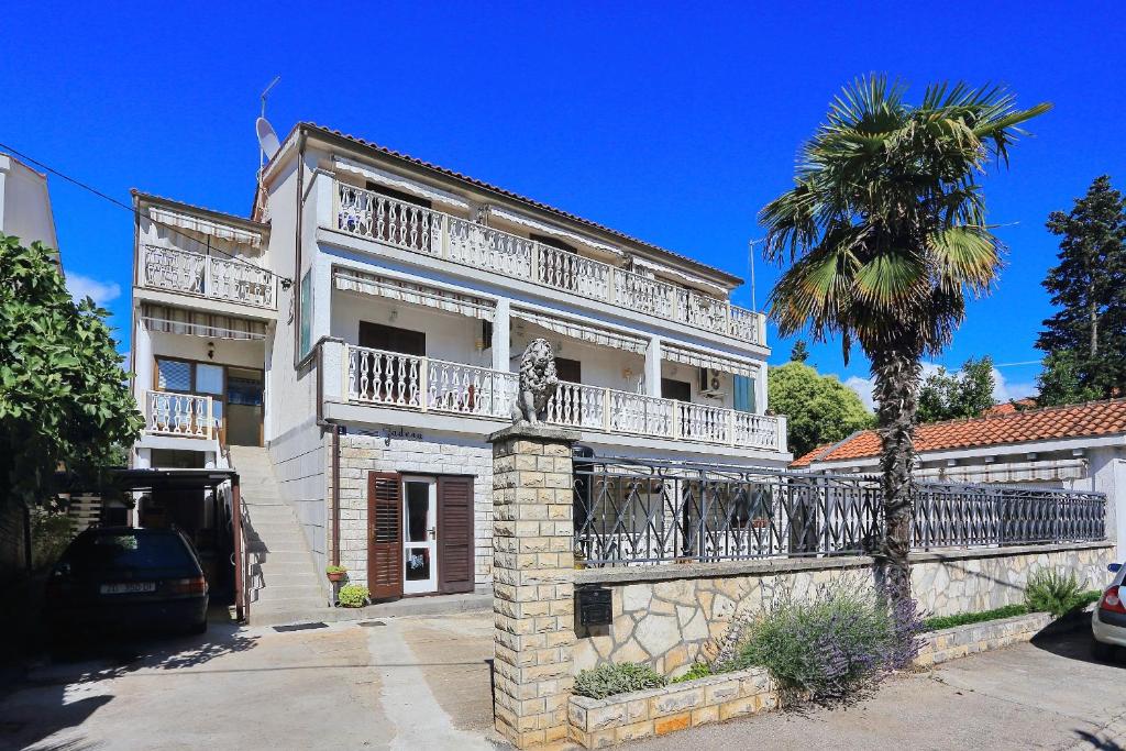 Apartments and rooms by the sea Zadar - 5874 — Hotel in Zadar