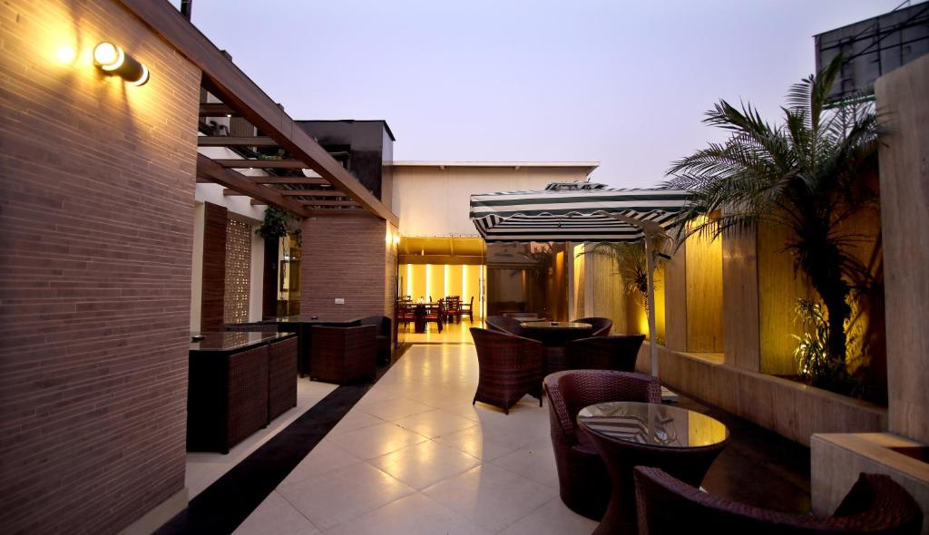 Restaurant, The Prime Balaji Deluxe @ New Delhi Railway Station Hotel in New Delhi