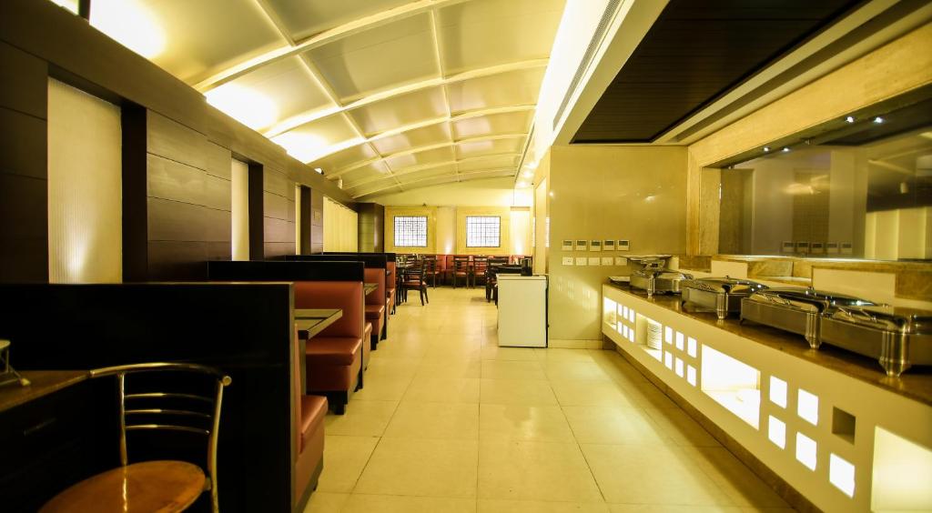 Restaurant, The Prime Balaji Deluxe @ New Delhi Railway Station Hotel in New Delhi
