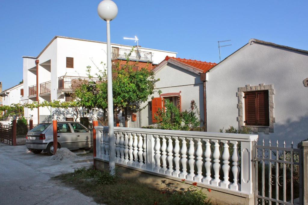 Apartments with a parking space Sabunike, Zadar - 5822 — Hotel in Privlaka