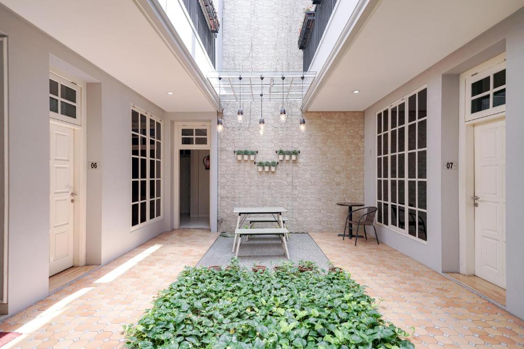 RedDoorz Premium near RS Pondok Indah