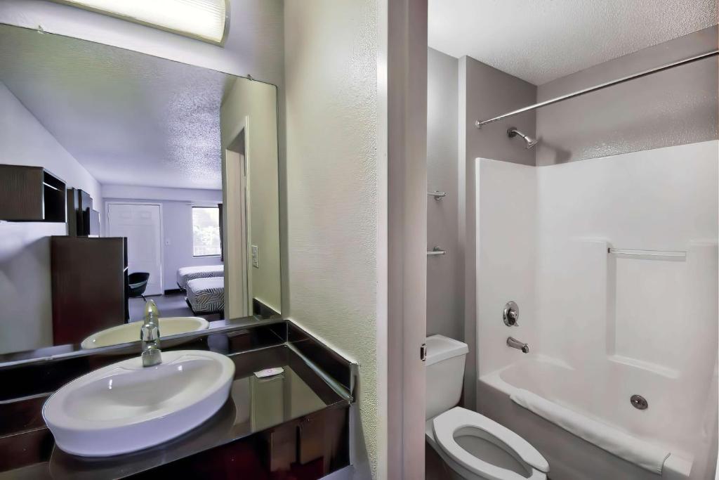 Motel 6-Warren, MI - Detroit East photo