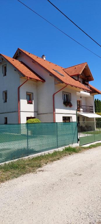 Szikszai Apartman, Balatonfůzfő